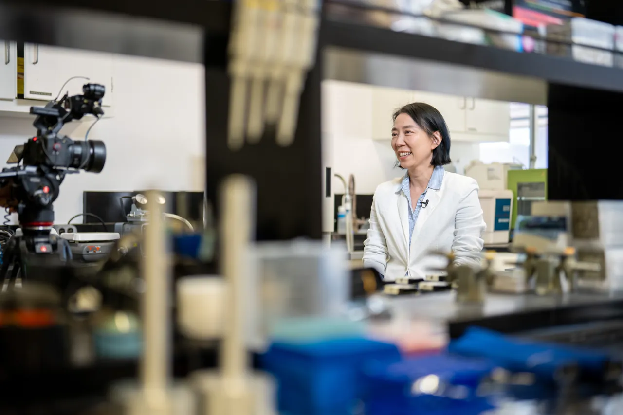 Yifang Zhu speaking in the laboratory